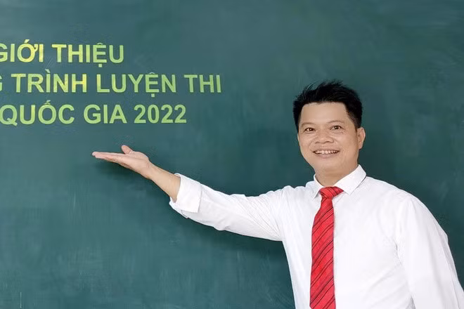 Thầy Phan Khắc Nghệ: "Tôi giảng bài, ôn bài cũng phát triển kiến thức từ sách giáo khoa, hai nội dung ấy tất nhiên phải giống nhau".