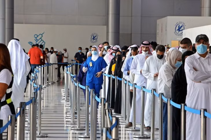 Người dân xếp hàng chờ tiêm vaccine ngừa COVID-19 tại thủ đô Kuwait. Ảnh: AFP