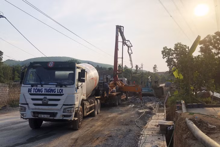 Đơn vị thi công thực hiện cải tạo nền đường QL279 đảm bảo chống ngập.
