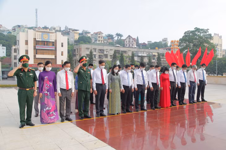 Các đồng chí lãnh đạo tỉnh dâng hương tại Đài tưởng niệm các Anh hùng liệt sĩ TP Hạ Long.