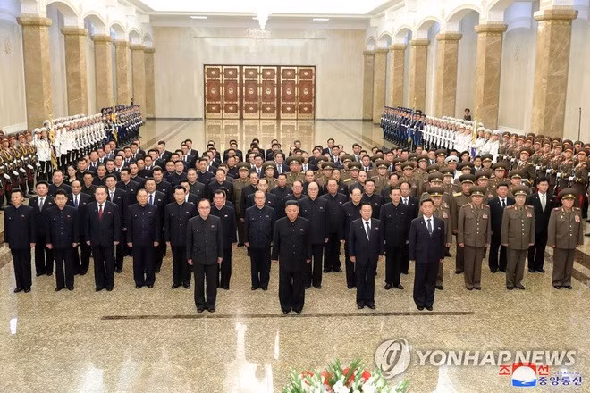 Nhà lãnh đạo Kim Jong-un và các quan chức cấp cao Triều Tiên thăm Cung điện Mặt trời Kumsusan ngày 8/7 (Ảnh: Yonhap).