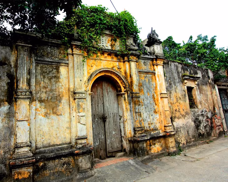 Hoa văn, họa tiết trên đó cũng không quá tây mà cũng không hẳn là của người Việt. Hỏi ra mới biết, đó là thứ pha trộn hài hòa giữa kiến trúc Gô-tích Pháp và Việt cổ.