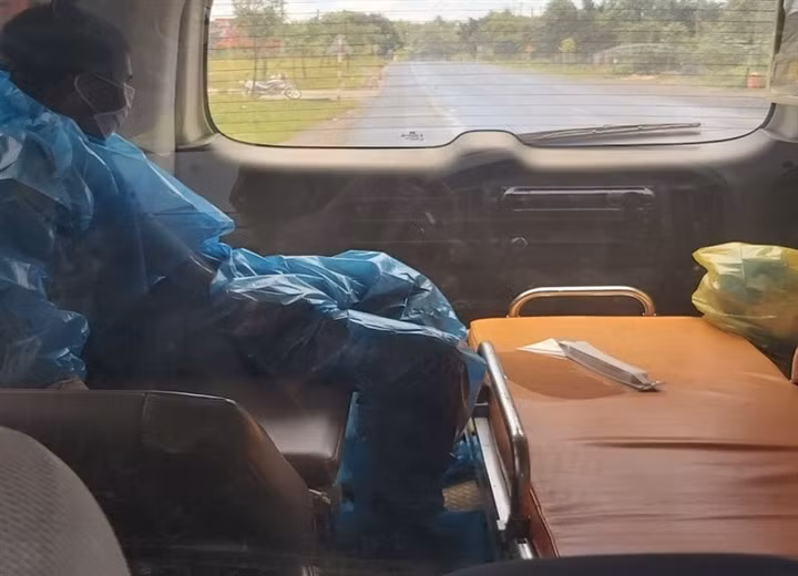 Nghi can Nhung bị Công an bắt đưa về trụ sở.