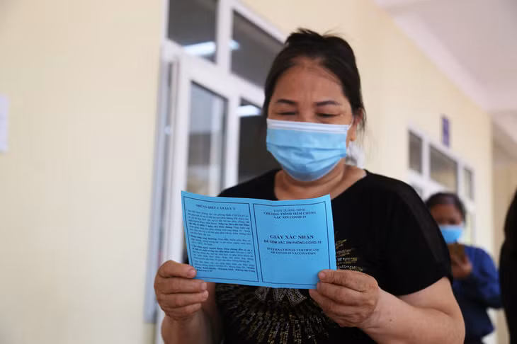 Trong ngày, đã có 1.200 tiểu thương chợ Hạ Long I được tiêm vắc xin phòng Covid-19, mũi 1.