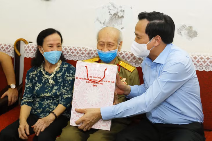 Lãnh đạo Bộ LĐTBXH tặng quà cho người có công nhân dịp 27/7.