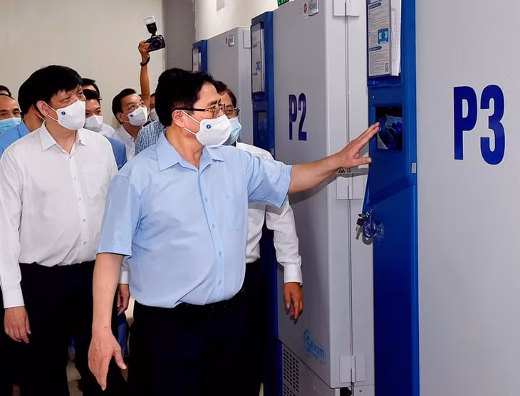 Thủ tướng Phạm Minh Chính thăm khu vực kho lạnh của Viện Vệ sinh dịch tễ Trung ương bảo quản vaccine Sputnik-V của Nga. Ảnh: VGP