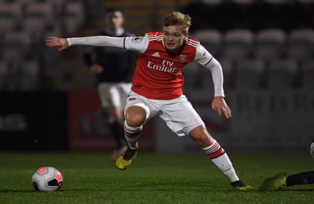 Smith là tiền vệ kiến thiết lùi sâu hiếm hoi của Arsenal.