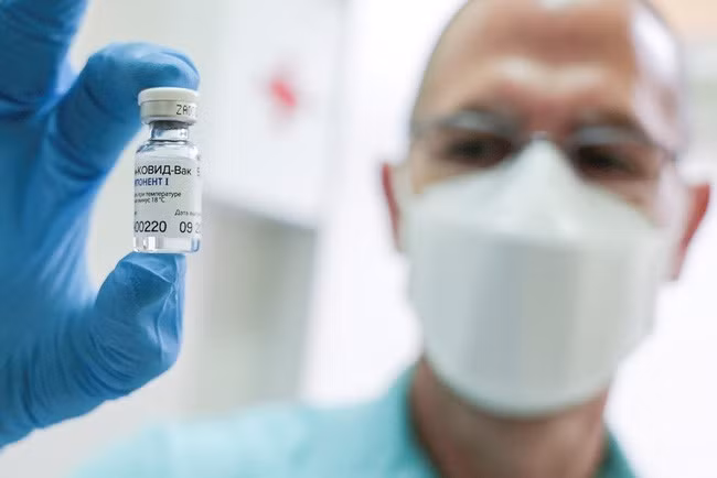 Nga quyết định thử nghiệm tiêm trộn vaccine để ngừa biến thể mới. Ảnh: Reuters