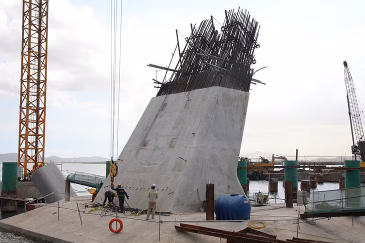 Sau 9 tháng thi công, hiện cầu chính dài 170m đã xong phần hạ bộ và cơ bản xong thân trụ chính giữa sông