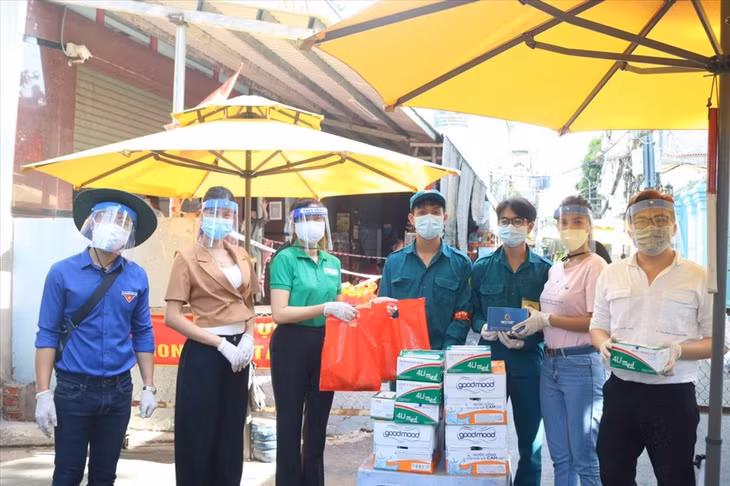 MC Quỳnh Hoa hỗ trợ vật phẩm cho lực lượng kiểm soát và trẻ em tại Sài Gòn. Ảnh: NVCC
