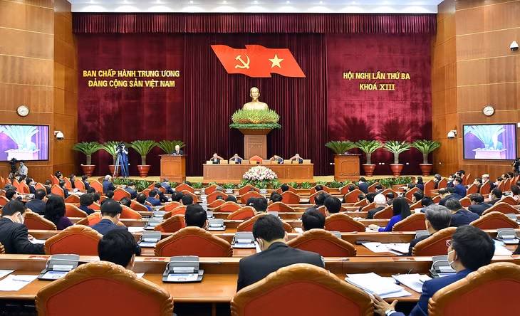 Ủy viên Bộ Chính trị, Chủ tịch nước Nguyễn Xuân Phúc điều hành phiên khai mạc. Thường trực Ban Bí thư Võ Văn Thưởng báo cáo nội dung chương trình Hội nghị Trung ương 3, khóa XIII Tại Hội nghị, Trung ương sẽ thảo luận kế hoạch phát triển kinh tế-xã hội giai đoạn 5 năm 2021-2025; xem xét, ban hành Quy chế làm việc của Ban chấp hành Trung ương, Bộ Chính trị, Ban Bí thư và Quy chế làm việc của Ủy ban Kiểm tra Trung ương nhiệm kỳ khóa XIII; Quy định thi hành Điều lệ Đảng và Quy định về công tác kiểm tra, giám sát, kỷ luật của Đảng nhiệm kỳ khóa XIII. Tổng Bí thư Nguyễn Phú Trọng phát biểu khai mạc Hội nghị. Ban Chấp hành Trung ương cũng xem xét về việc tiếp tục kiện toàn nhân sự các chức danh lãnh đạo của các cơ quan Nhà nước (nhiệm kỳ Quốc hội khóa XV) để Quốc hội bầu hoặc phê chuẩn tại kỳ họp thứ nhất, Quốc hội khóa XV và một số vấn đề quan trọng khác. Hội nghị diễn ra trong không khí cả nước đang hân hoan, phấn khởi trước thành công rực rỡ của Đại hội lần thứ XIII của Đảng cũng như kết quả rất tốt đẹp của cuộc bầu cử ĐBQH khóa XV và HĐND các cấp nhiệm kỳ 2021-2026; toàn Đảng, toàn dân, toàn quân ta đang chung sức đồng lòng, vừa chủ động, tích cực phòng, chống dịch COVID-19, vừa nỗ lực phấn đấu hoàn thành nhiệm vụ phát triển kinh tế-xã hội đã đề ra. Trong ảnh: Các đại biểu biểu quyết thông qua chương trình làm việc của Hội nghị. Tại Hội nghị này, Bộ Chính trị đề nghị Ban Chấp hành Trung ương xem xét, giới thiệu nhân sự theo hướng: Đối với các chức danh Chủ tịch nước, Thủ tướng Chính phủ, Chủ tịch Quốc hội và 24 chức danh lãnh đạo khác của các cơ quan Nhà nước đã được Hội nghị Trung ương 2 khoá XIII bỏ phiếu giới thiệu hoặc cho ý kiến thông qua với số phiếu tín nhiệm cao thì Ban Chấp hành Trung ương không tiến hành bỏ phiếu giới thiệu hoặc lấy ý kiến lại. Tổng Bí thư Nguyễn Phú Trọng đề nghị các Ủy viên Trung ương tập trung nghiên cứu, thảo luận, cho ý kiến để tiếp tục hoàn thiện và xem xét, quyết định vào cuối kỳ họp.