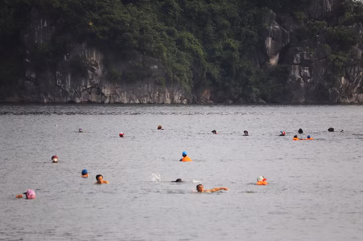 Khung giờ cao điểm từ 17 - 18h hằng ngày, dọc tuyến đường bao biển quanh khu vực Cung quy hoạch Hội chợ và Triển lãm tỉnh (phường Hồng Hải) có rất đông người dân tắm biển.