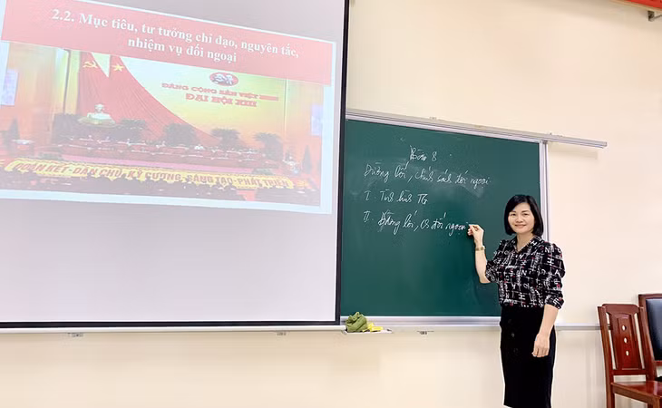 Giảng viên Khoa Xây dựng Đảng, Trường Đào tạo cán bộ Nguyễn Văn Cừ, giảng dạy chuyên đề về đường lối, chính sách đối ngoại.
