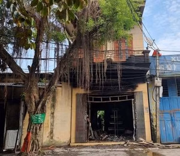 Công an xác định nhiều vết đâm trên thi thể nạn nhân sau vụ hỏa hoạn. Công an xác định nhiều vết đâm trên thi thể nạn nhân sau vụ hỏa hoạn.