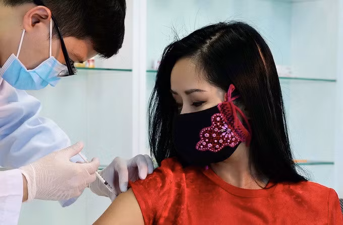 Ca sĩ Hồng Nhung tiêm mũi đầu tiên vaccine Nanocovax. Ảnh: Nhân vật cung cấp.