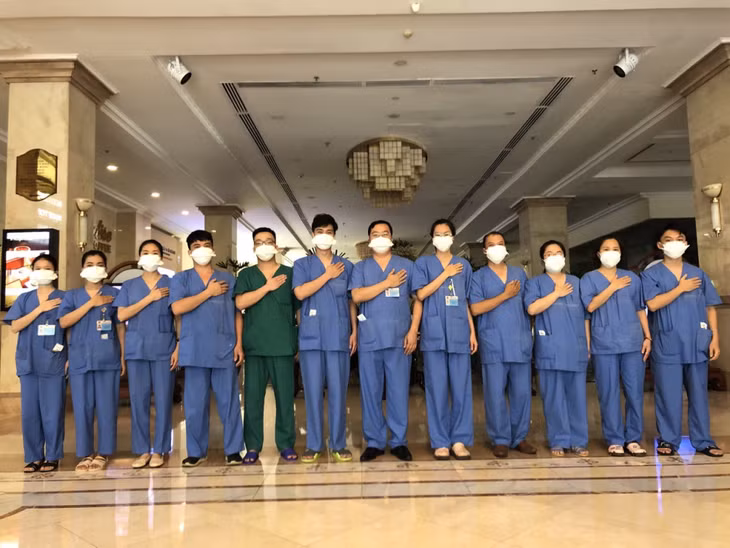 Bác sĩ Nguyễn Huy Tiến (thứ 6, phải sang) cùng các thành viên của đoàn công tác Quảng Ninh chụp ảnh lưu niệm khi chuẩn bị nhận nhiệm vụ tại Bệnh viện dã chiến số 6.