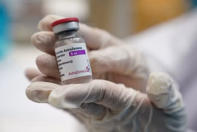 Vaccine COVID-19 của Hãng dược Anh AstraZeneca - Ảnh: Reuters