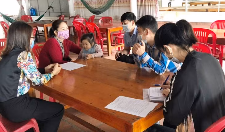 Cán bộ HND TP Móng Cái tuyên truyền cho hội viên về phòng, chống dịch Covid-19.