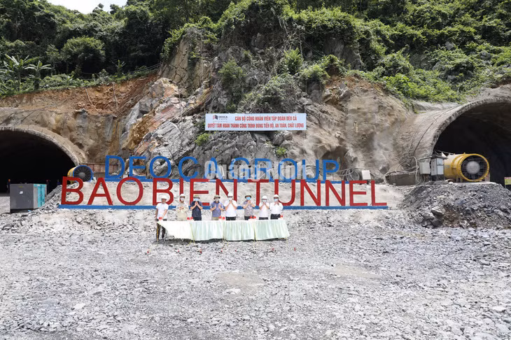 Đúng 11h, đại diện chủ đầu tư dự án và nhà thầu bấm nút nổ mìn, phá đá đốt hầm cuối cùng nhánh phải của đường hầm xuyên núi.