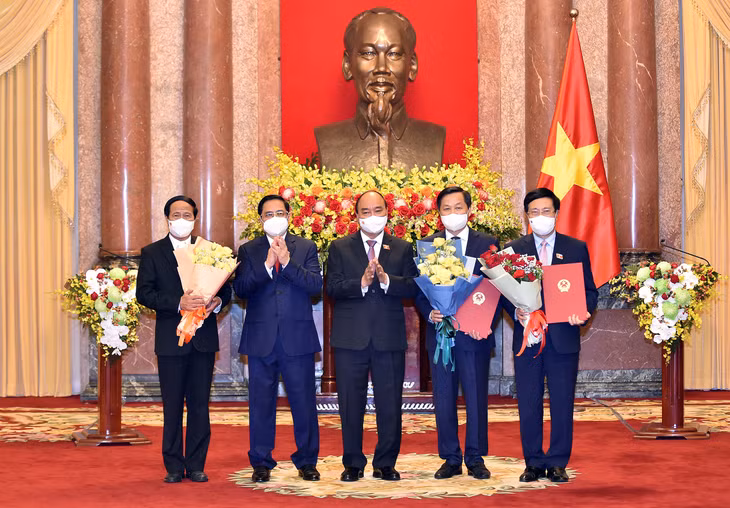 Chủ tịch nước Nguyễn Xuân Phúc trao Quyết định và chúc mừng các Phó Thủ tướng. Ảnh: VGP/Nhật Bắc Chủ tịch nước Nguyễn Xuân Phúc trao Quyết định và chúc mừng các Phó Thủ tướng. Ảnh: VGP/Nhật Bắc
