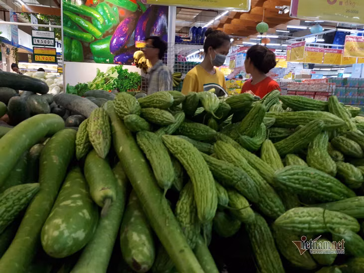Giá cả mặt hàng lương thực thực phẩm khá ổn định. Ảnh: Lương Bằng