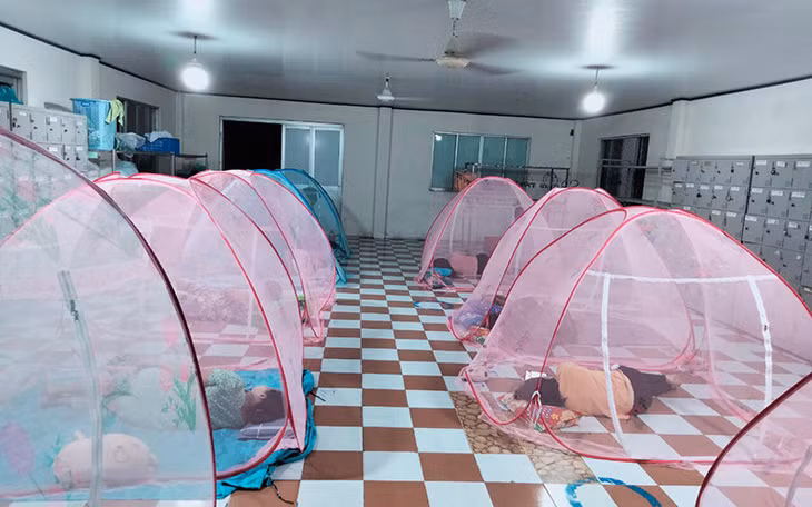 Công nhân ăn ở, sinh hoạt “3 tại chỗ tại Công ty Phát triển Kinh tế Duyên Hải (Cofidec), Khu công nghiệp Vĩnh Lộc A, huyện Bình Chánh.