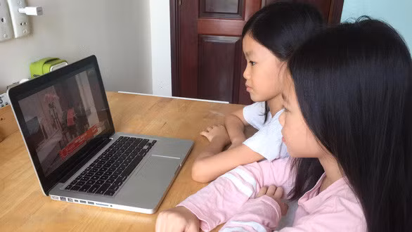 Giữ đôi mắt cho trẻ mùa dịch - Ảnh 1.