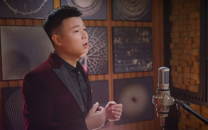 Ca sĩ Vũ Thắng Lợi trình bày ca khúc trong MV.