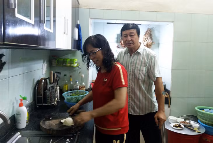 Bà Đào Thị Hậu và chồng là thương binh Hoàng Xuân Trường chuẩn bị bữa cơm tối cho gia đình.