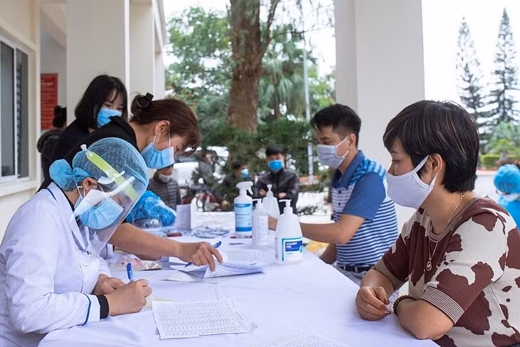 Công ty Kho vận Đá Bạc phối hợp với Bệnh viện Việt Nam-Thụy Điển tổ chức lấy mẫu xét nghiệm Covid -19 cho cán bộ, công nhân có nguy cơ lây nhiễm cao. Ảnh: Mạnh Linh-CTV