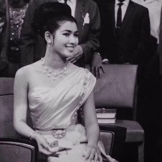 Bà Apasra Hongsakula cũng là Hoa hậu Hoàn vũ sở hữu chiều cao khiêm tốn nhất trong lịch sử cuộc thi. Bà cao 163 cm.
