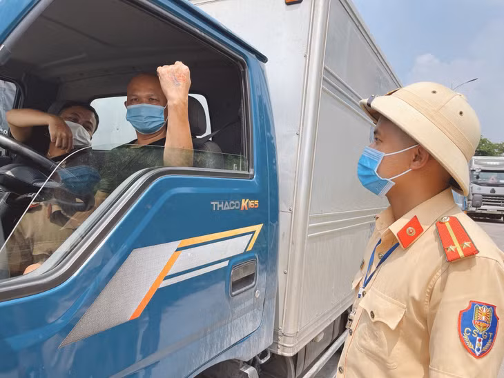 Đội CSGT-Trật tự Công an TX Đông Triều thực hiện nhiệm vụ tại Chốt kiểm soát phòng, chống dịch Covid-19 cầu Đá Vách (TX Đông Triều).