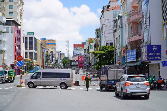 Lực lượng chức năng kiểm soát xe trên đường Điện Biên Phủ, quận 1, chiều 25/7. Ảnh: Gia Minh