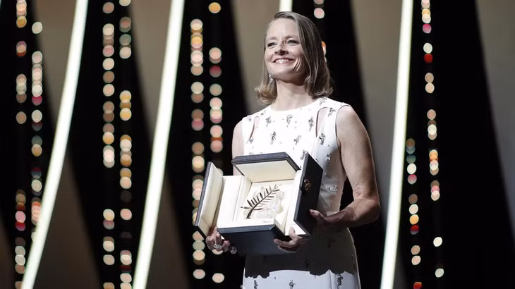 Jodie Foster với Cành cọ vàng tại Festival Cannes 2021