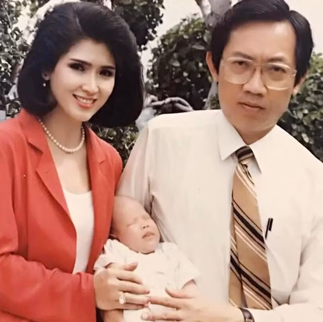 Bà Apasra Hongsakula trải qua hai cuộc hôn nhân và có hai con trai. Sau khi ly hôn lần hai, bà quyết định sống độc thân.