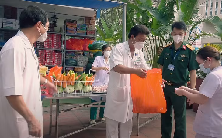 Những hình ảnh trong MV được sử dụng từ tư liệu của đồng nghiệp.