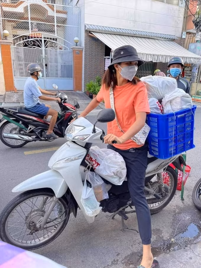 Khoảnh khắc nghệ sĩ giúp dân chống dịch gây xúc động ảnh 3 Khoảnh khắc nghệ sĩ giúp dân chống dịch gây xúc động ảnh 3