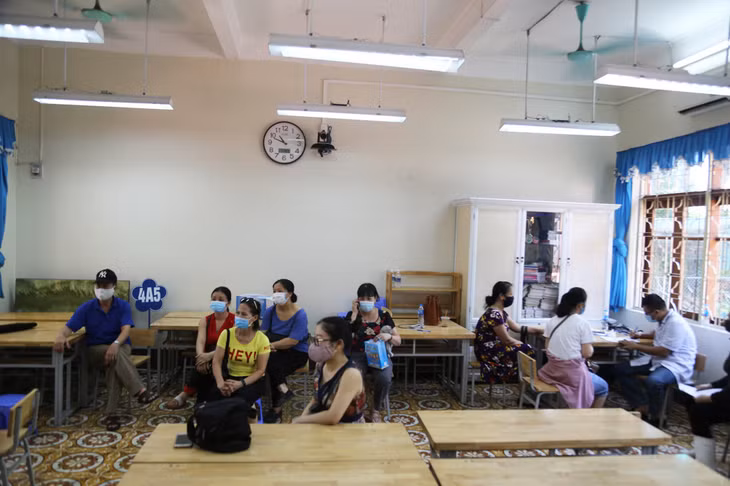 Sau khi tiêm, các tiểu thương sẽ được theo dõi 30 phút trước khi về.