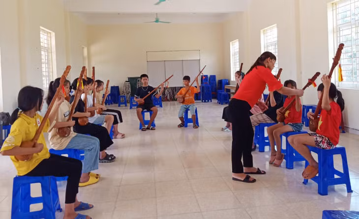 Các em thiếu nhi thôn Nà Luông và Cốc Lồng (xã Lục Hồn) học hát Then - đàn Tính.