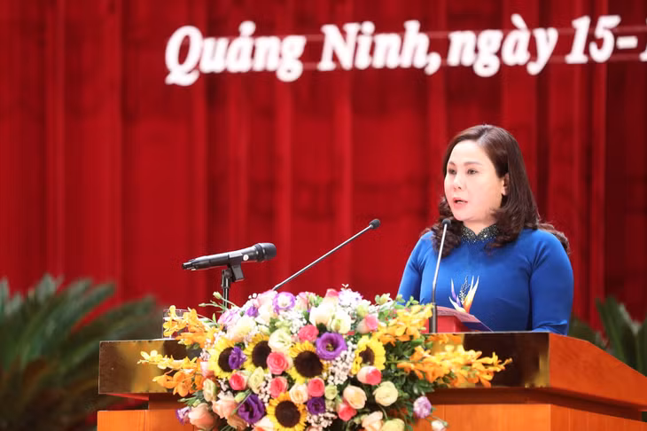 Giám đốc Sở Công Thương trình bày tóm tắt Tờ trình tại kỳ họp.