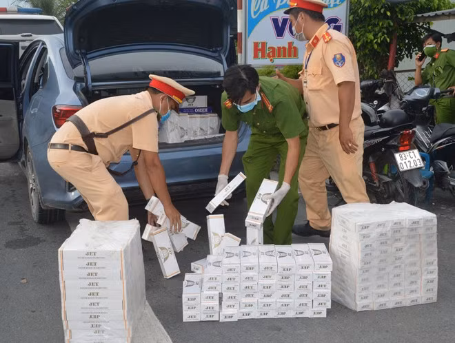 Công an tỉnh Sóc Trăng bắt quả tang 2 xe du lịch vận chuyển thuốc lá lậu.