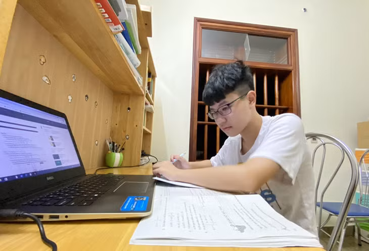 Vũ Mai Hoàng (lớp 9A5, Trường THCS Nguyễn Trãi, TP Uông Bí), đỗ thủ khoa lớp chuyên Vật lý, kỳ thi tuyển sinh vào lớp 10 Trường THPT Chuyên Hạ Long năm 2021.