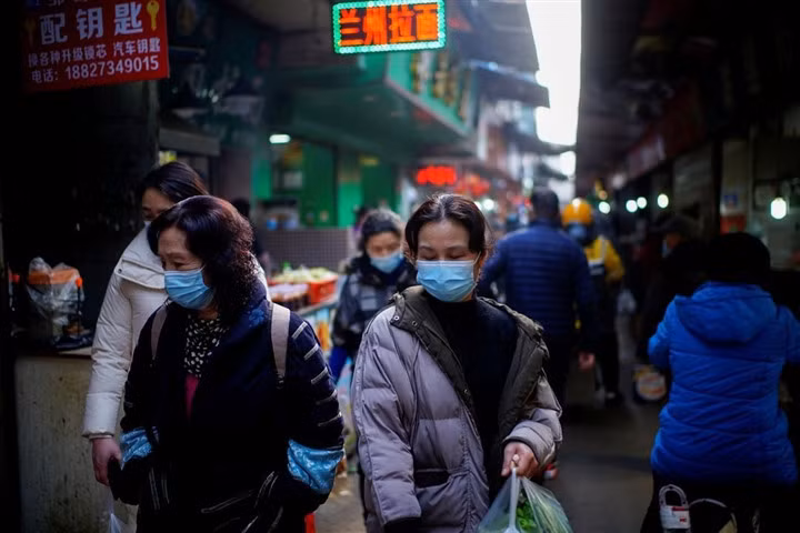 Các ca mắc COVID-19 tăng vọt ở Trung Quốc trong những ngày qua. (Ảnh: Reuters)