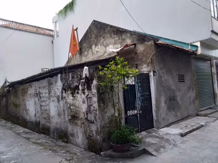 Ngôi nhà cấp 4 của gia đình bà Bùi Thị Trà (khu Cao Sơn 1, phường Cẩm Sơn) được xây dựng đã lâu, hiện đã xuống cấp.