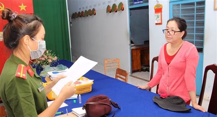 Nguyễn Thị Kim Hạnh (tức Mười Tường) nghe đọc lệnh bắt giam. (Ảnh: Công an An Giang).