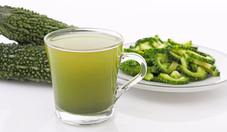 Mướp đắng bỏ ruột thái lát nấu nước uống rất tốt cho người bệnh đái tháo đường, sốt cao mất nước, miệng khô, họng khát.