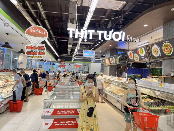 Thịt tươi là một trong những mặt hàng thiết yếu.
