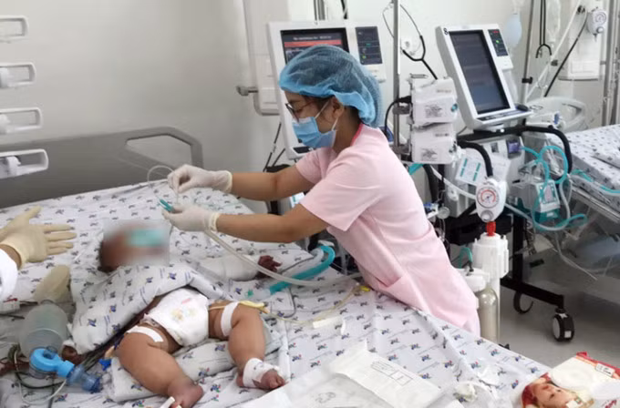 Bé trai 7 tháng tuổi bị sốc sốt xuất huyết ngày 4 dẫn đến suy hô hấp, xuất huyết tiêu hóa, tổn thương gan, thận. Ảnh: Bệnh viện cung cấp.