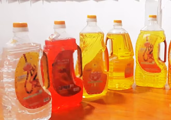 Loại dầu thắp đèn thờ không màu, không mùi khiến trẻ nhầm tưởng là nước. Khi uống vào sẽ bị ngộ độc, có trường hợp dẫn tới tử vong (Ảnh minh họa).