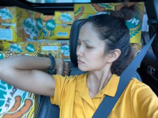 "Đúng là mùa dịch trải nghiệm nhiều nghề khác nhau. Nhưng nhờ đó biết được những khó khăn mùa dịch như thế nào, rồi cảm nhận các nghề của anh em cực ra sao. Bốc vác hôm qua "em chuột" Hen lên như quả su su non (cười lớn)", H'Hen Niê chia sẻ vui vẻ sau một ngày làm việc vất vả.
